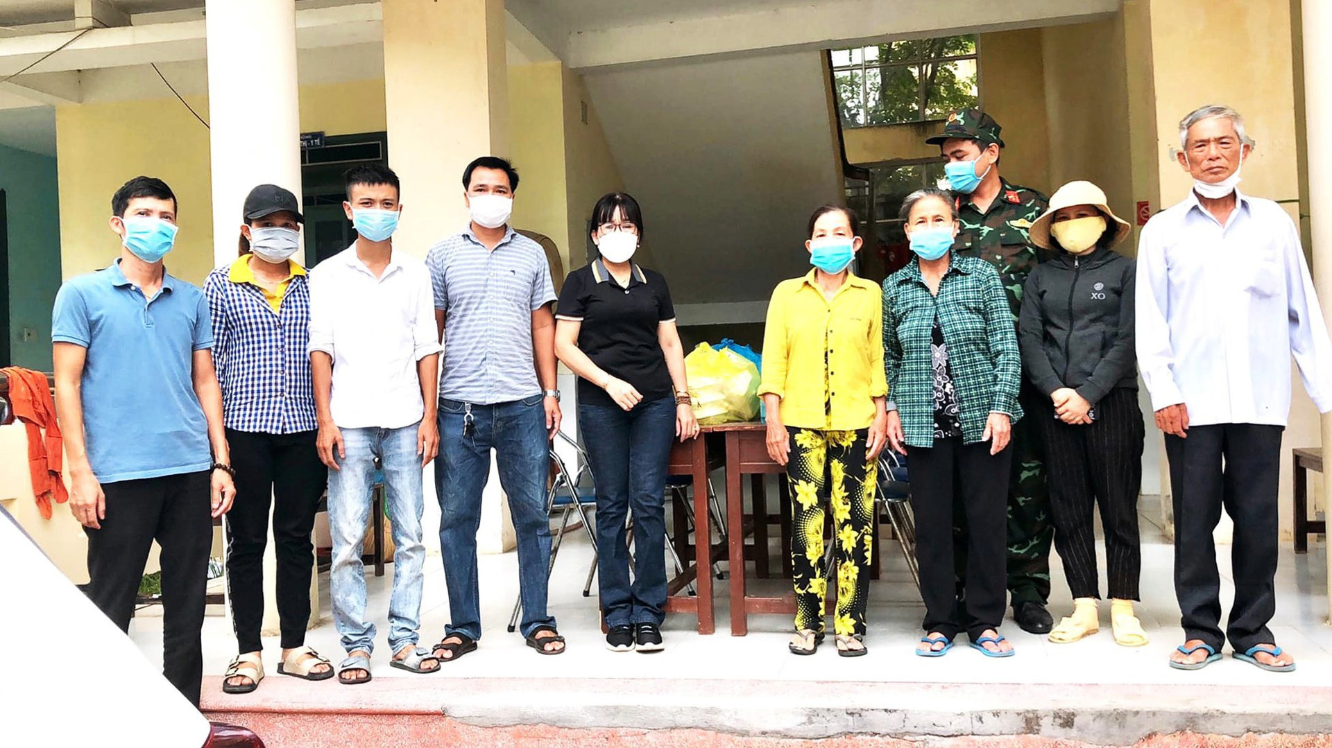 Nguyễn Hữu Trọng (thứ ba từ trái sang) cùng các thành viên trong nhóm miệt mài hỗ trợ người khó khăn và lực lượng chống dịch trong gần ba tháng qua. Ảnh: S.S