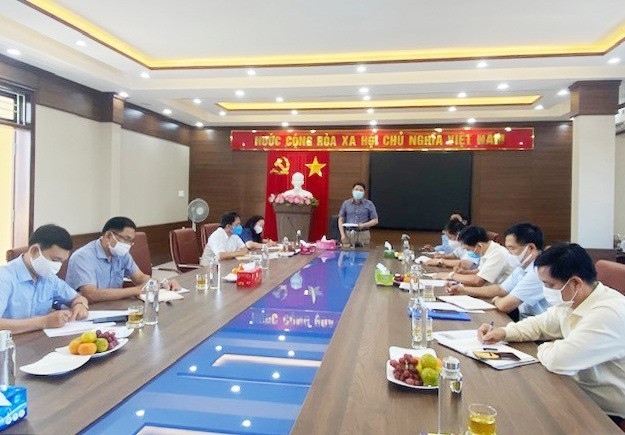Phó Chủ tịch UBND tỉnh Trần Văn Tân làm việc với Công ty CP Môi trường đô thị Quảng Nam ngày 21.8. Ảnh: H.P
