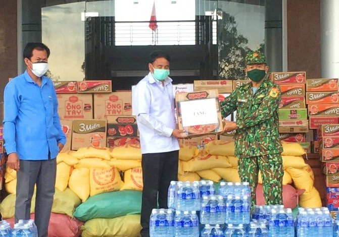Trao 70 suất quà cho cán bộ, nhân dân huyện Đắc Chung, tỉnh sê Kông, Lào
