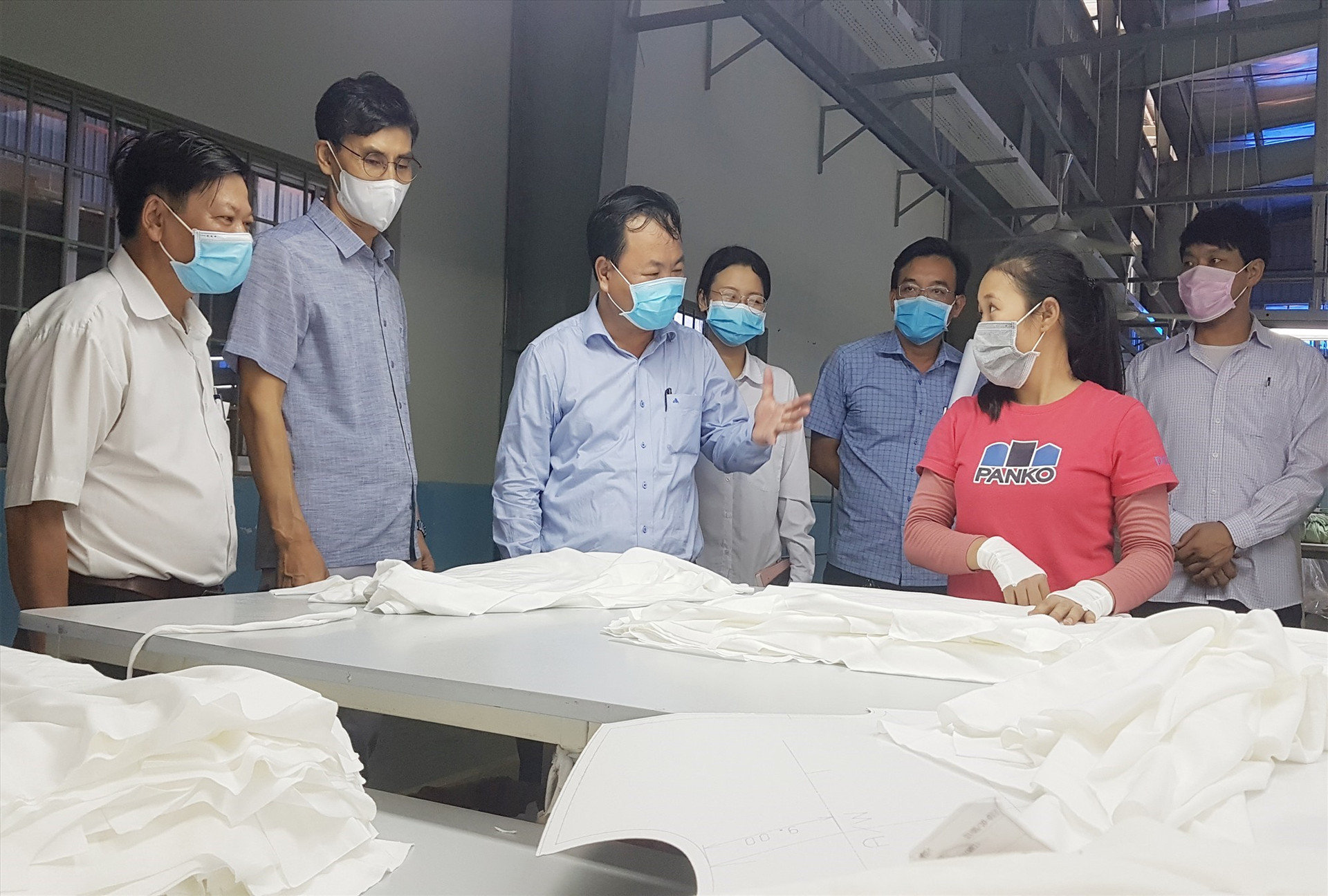 Phó Chủ tịch UBND tỉnh Nguyễn Hồng Quang yêu cầu các doanh nghiệp và người lao động phải thực hiện nghiêm quy định phòng chống dịch bệnh. Ảnh: D.L