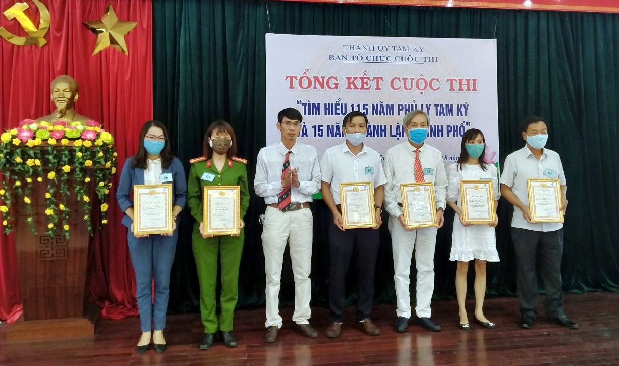 Ban Tuyên giáo Thành ủy Tam Kỳ trao thưởng các cá nhân đoạt giải cuộc thi “Tìm hiểu 115 năm Phủ lỵ Tam Kỳ và 15 năm thành lập thành phố”. Ảnh: N.Đ