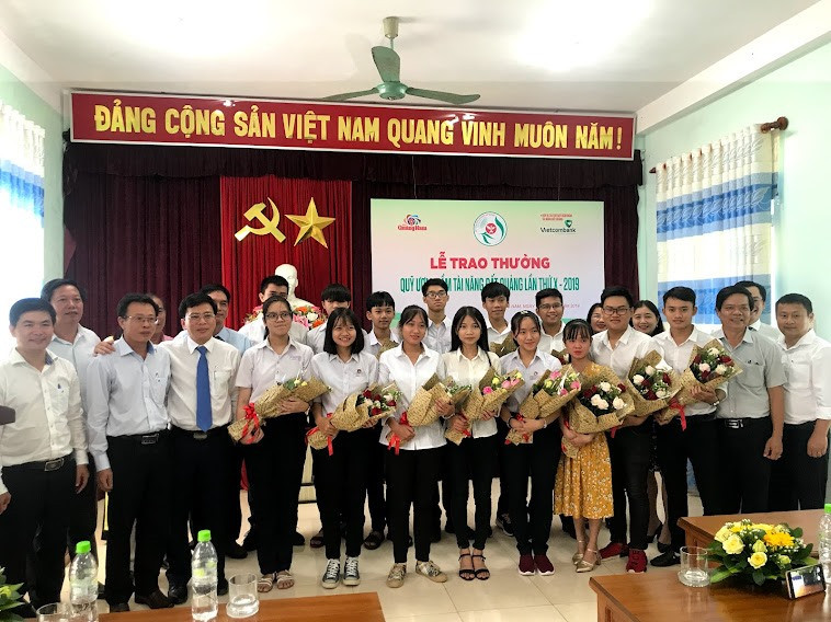 Lễ trao thưởng Quỹ ươm mầm tài năng đất Quảng Nam năm 2019. Ảnh: C.N