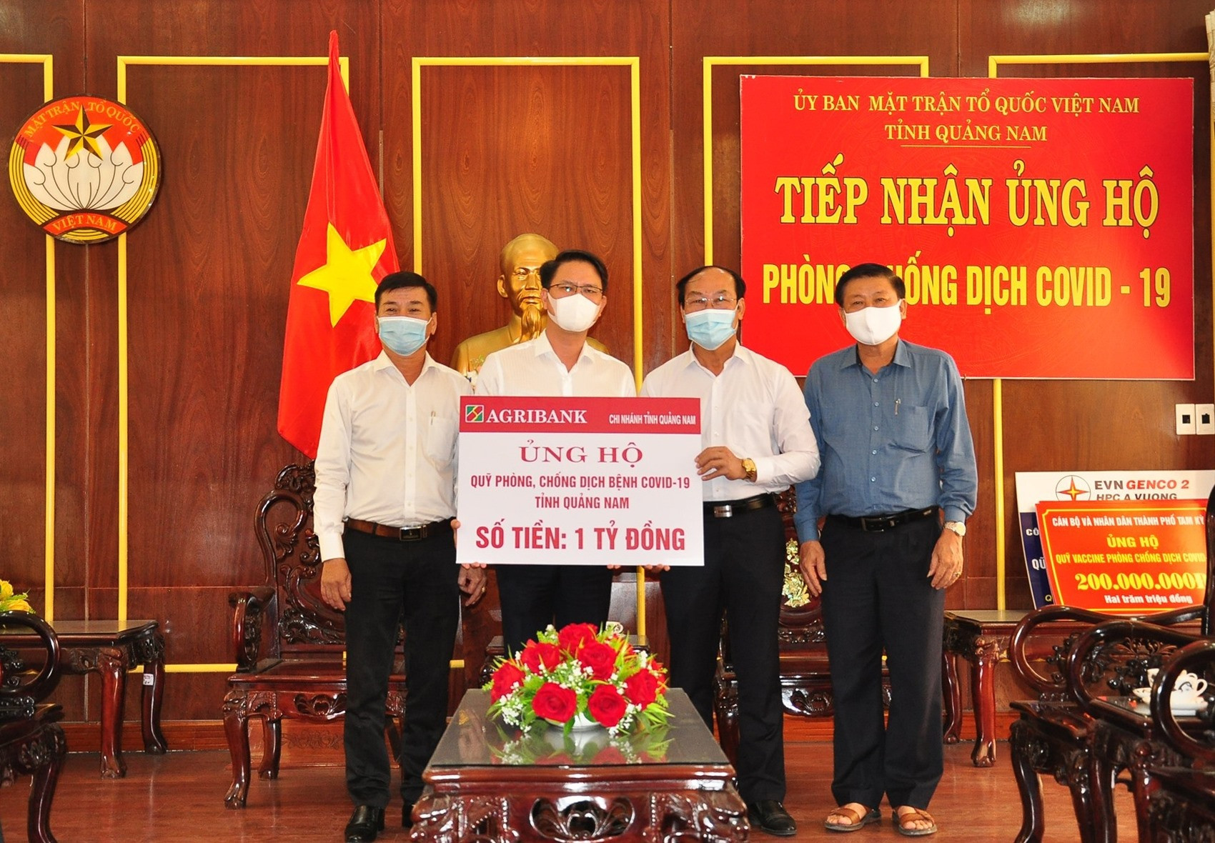 Đại diện Ngân hàng Agribank Quảng Nam trao ủng hộ 1 tỷ đồng cho Ủy ban MTTQ Việt Nam tỉnh. Ảnh: V.A