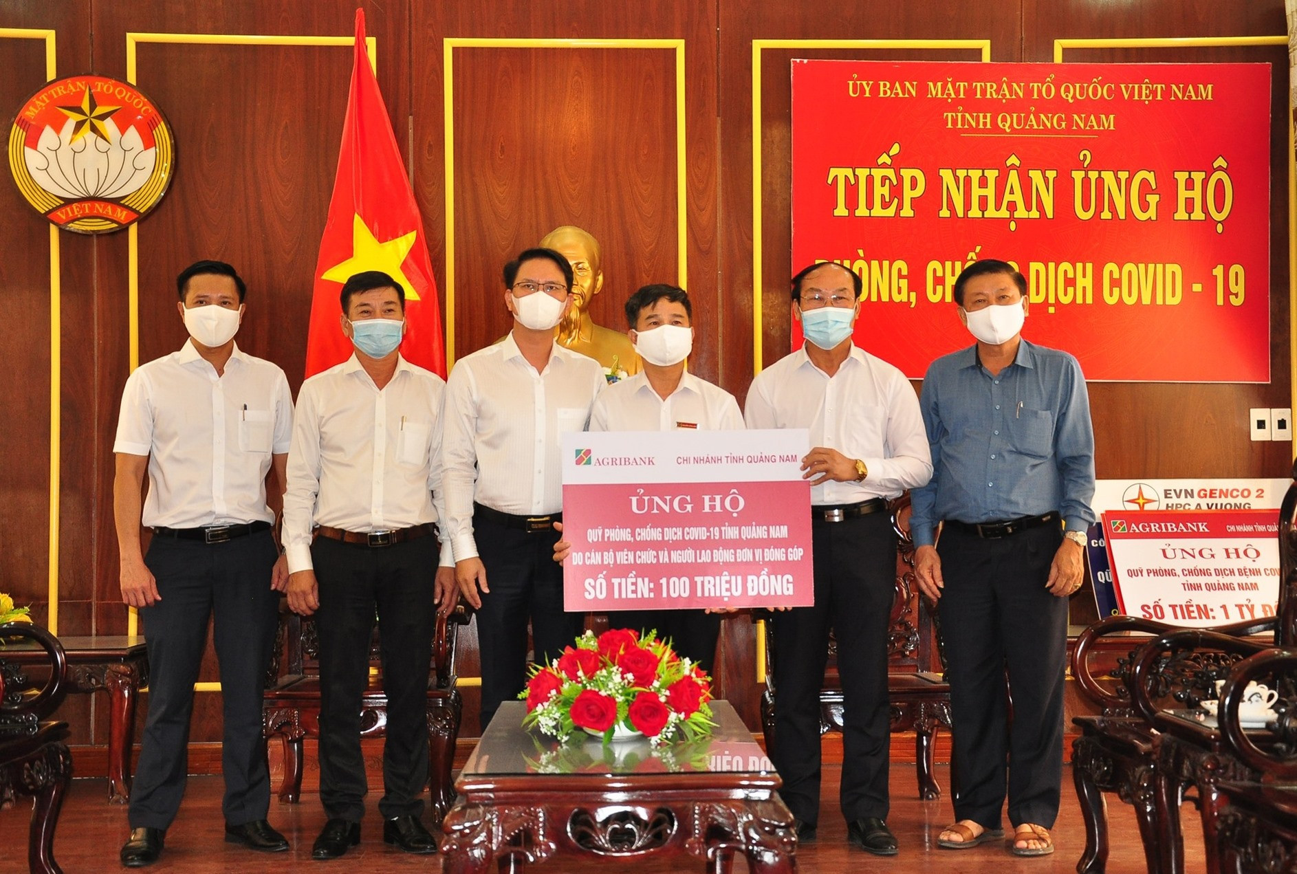 Công đoàn Agribank Quảng Nam ủng hộ 100 triệu đồng cho Qũy phòng chống dịch. Ảnh: V.A