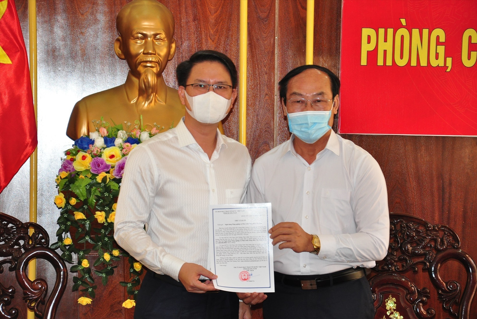 Chủ tịch Ủy ban MTTQ Việt Nam tỉnh trao Thư cảm ơn cho ông Hà Thạch - Giám đốc Agribank Quảng Nam. Ảnh: V.A