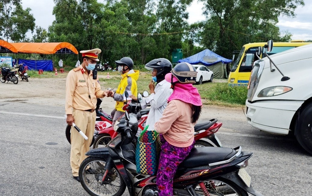 Kiểm soát người và phương tiện lưu thông qua chốt kiểm Dốc Sỏi.