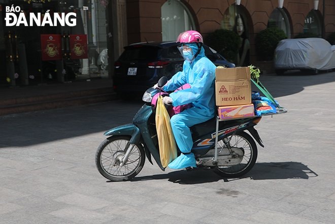 Nhân viên siêu thị Big C trên đường giao hàng. Ảnh: VĂN HOÀNG