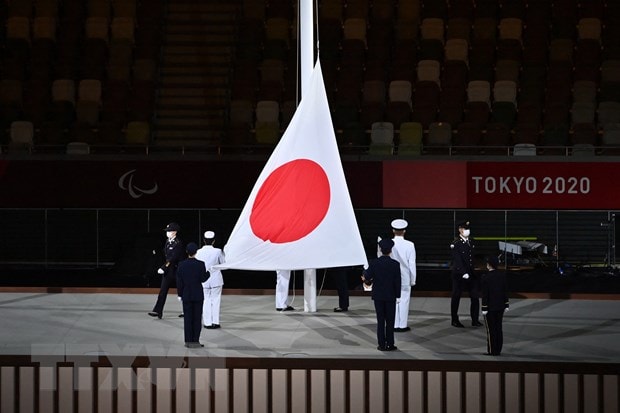 Lễ thượng cờ Nhật Bản tại lễ khai mạc Paralympic Tokyo 2020 ở thủ đô Tokyo, Nhật Bản, ngày 24/8/2021. (Ảnh: AFP/ TTXVN)