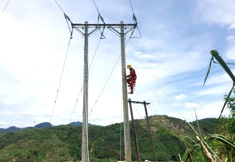 Điện lực Trà My đang tập trung thực hiện công trình sửa chữa lưới điện lưới trung, hạ thế trên địa bàn 2 huyện Nam và Bắc Trà My.