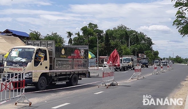 Bộ GTVT yêu cầuTùy theo lưu lượng giao thông trên từng tuyến đường, tại một chốt kiểm soát dịch có thể bố trí thành nhiều điểm kiểm soát, khuyến khích bố trí từ 2 điểm kiểm soát/1 chốt kiểm soát dịch. Ảnh: THÀNH LÂN 