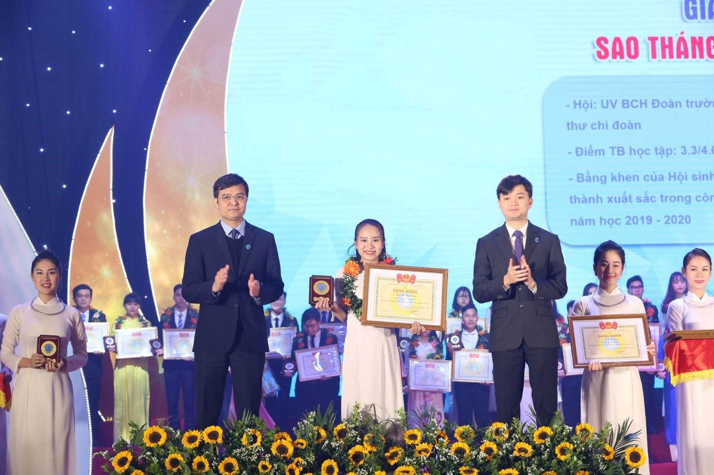 Mai Thị Thu Sương nhận giải thưởng “Sao tháng Giêng” của Trung ương Hội Sinh viên Việt Nam. Ảnh: Nhân vật cung cấp