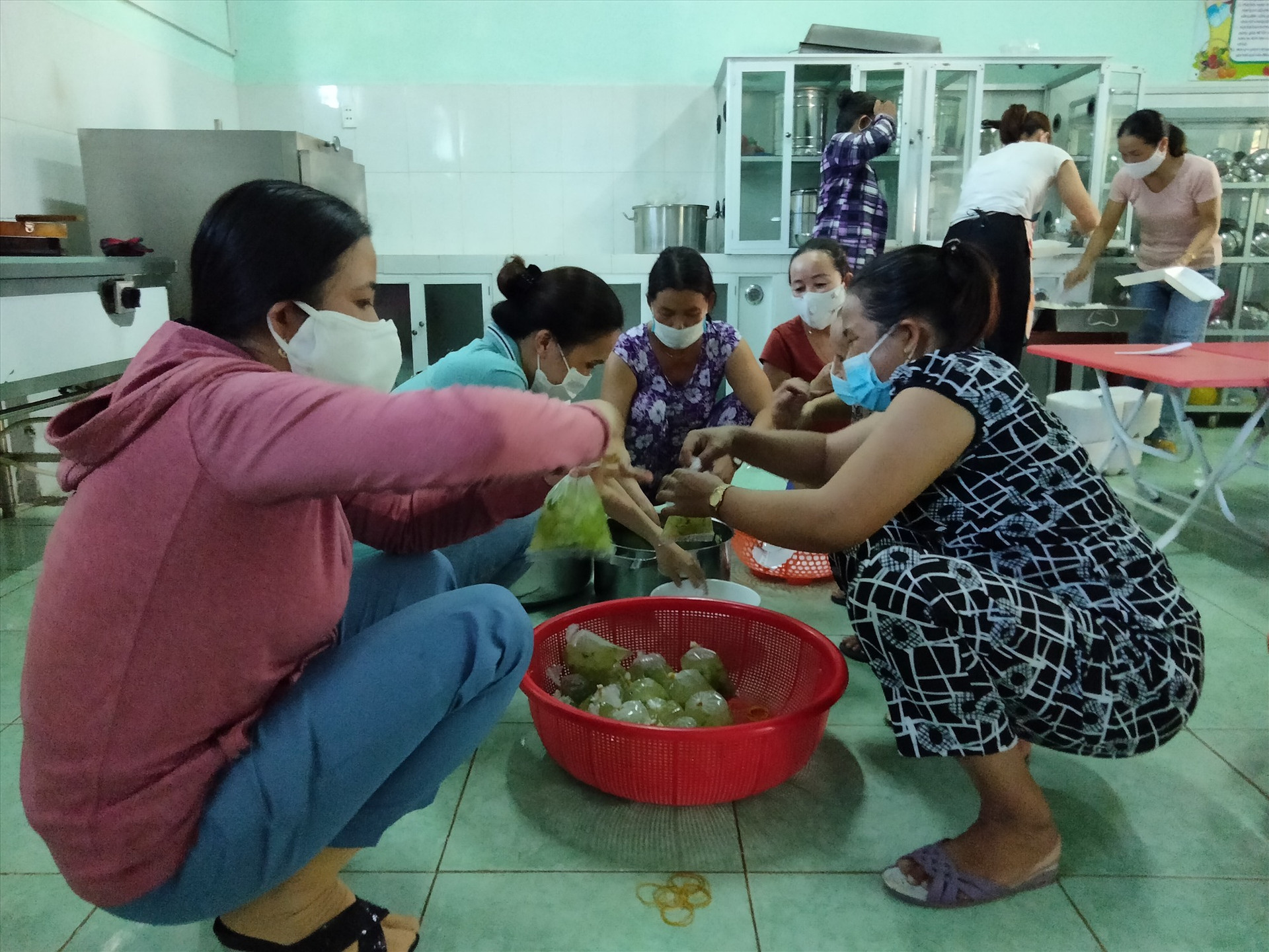 Phụ nữ thôn Bình Quang chuẩn bị thức ăn cho công dân cách ly tập trung. Ảnh: G.B