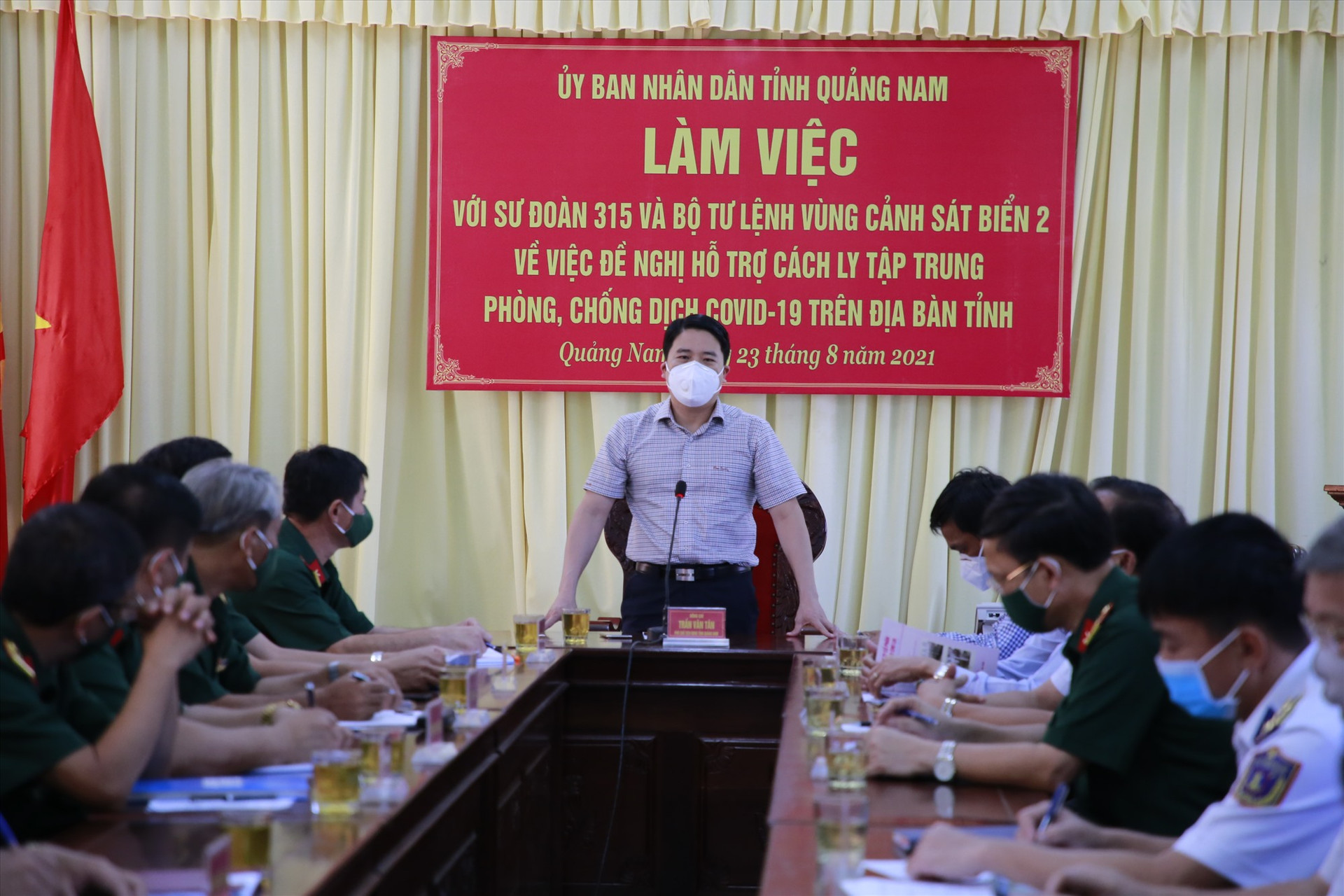 Phó Chủ tịch UBND tỉnh Trần Văn Tân đề nghị Sư đoàn 315 và Bộ tư lệnh Vùng Cảnh sát biển 2 vào cuộc mạnh mẽ, hỗ trợ nhiều hơn trong công tác phòng chống dịch Covid-19 khi diễn tiến dịch bệnh phức tạp hơn. Ảnh: T.C