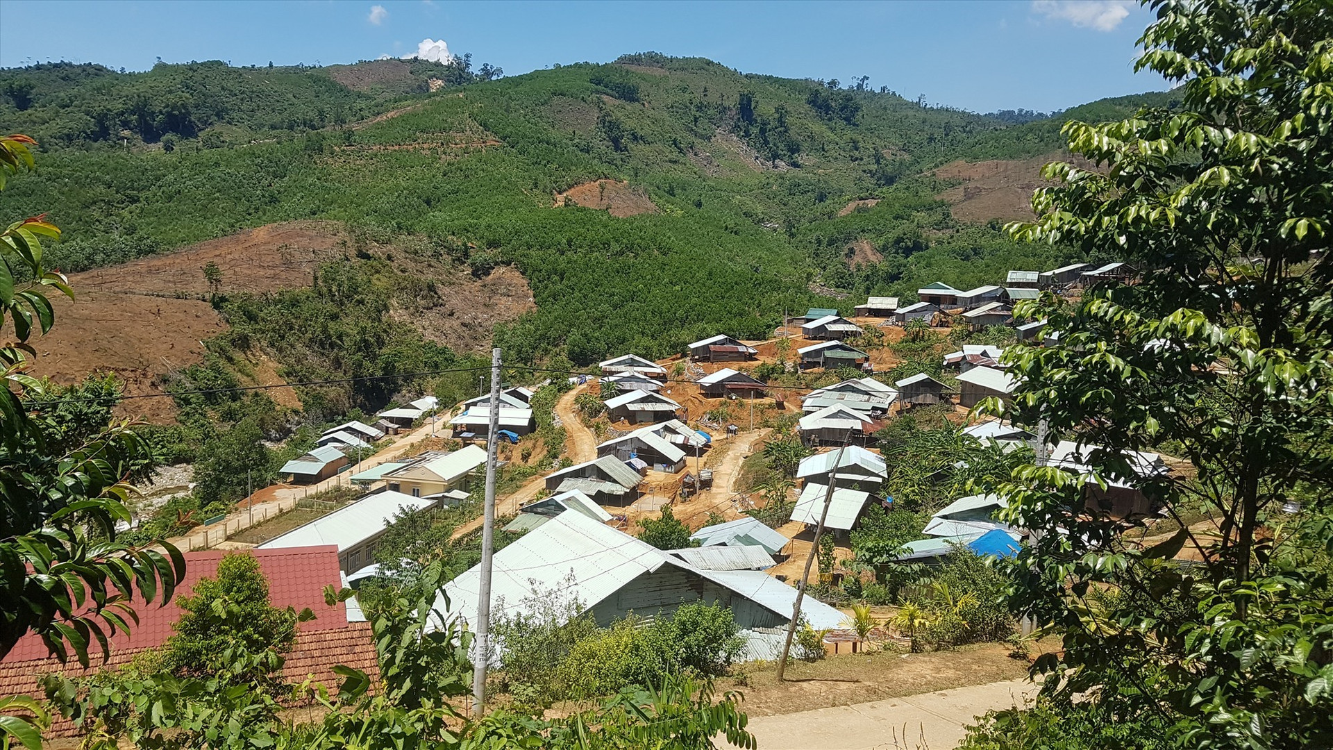 Một khu tái định cư cuộc sống người dân đã ổn định tại huyện Bắc Trà My. Ảnh: D.L