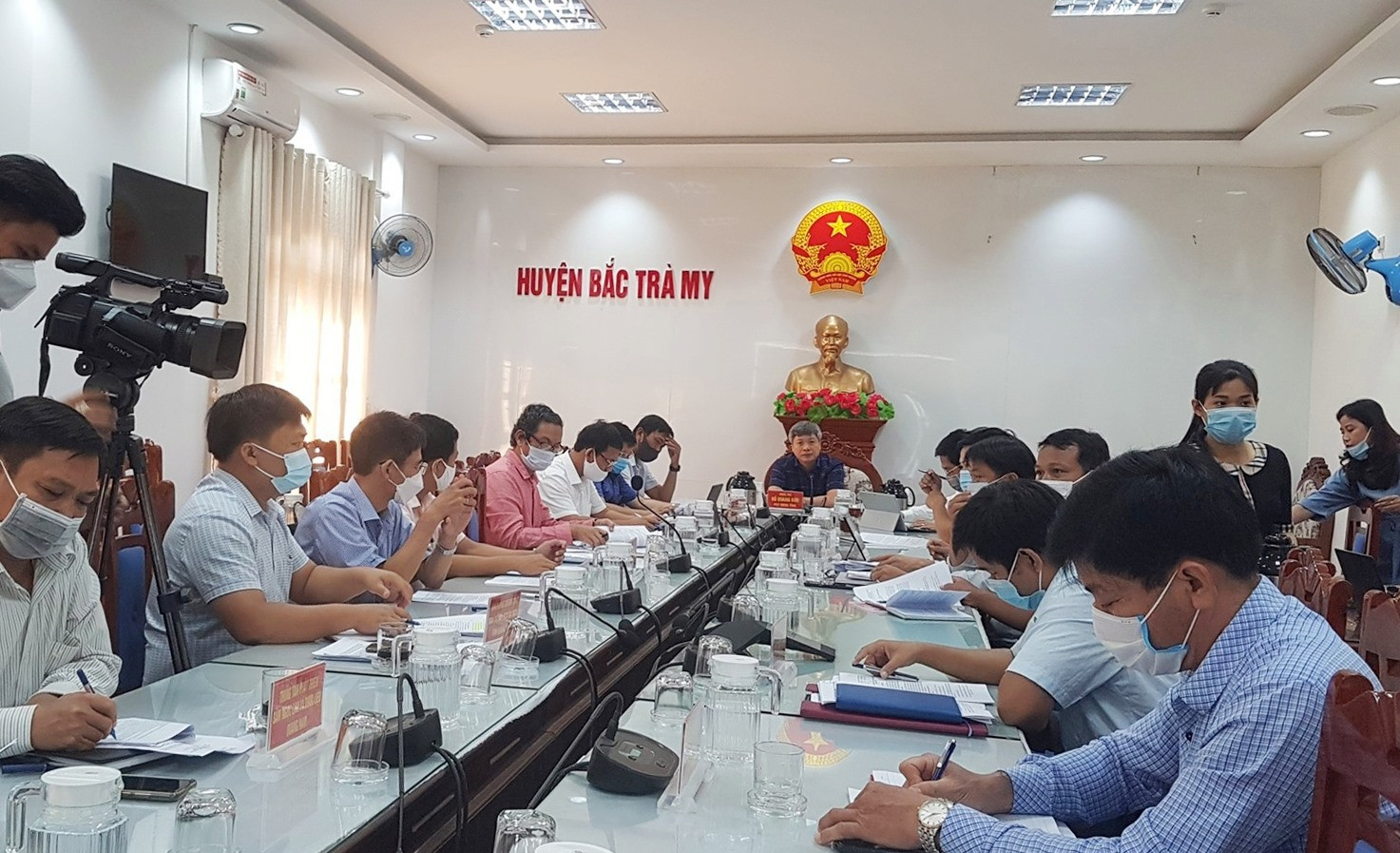 Phó Chủ tịch UBND tỉnh Hồ Quang Bửu làm việc với huyện Bắc Trà My sáng nay. Ảnh: D.L