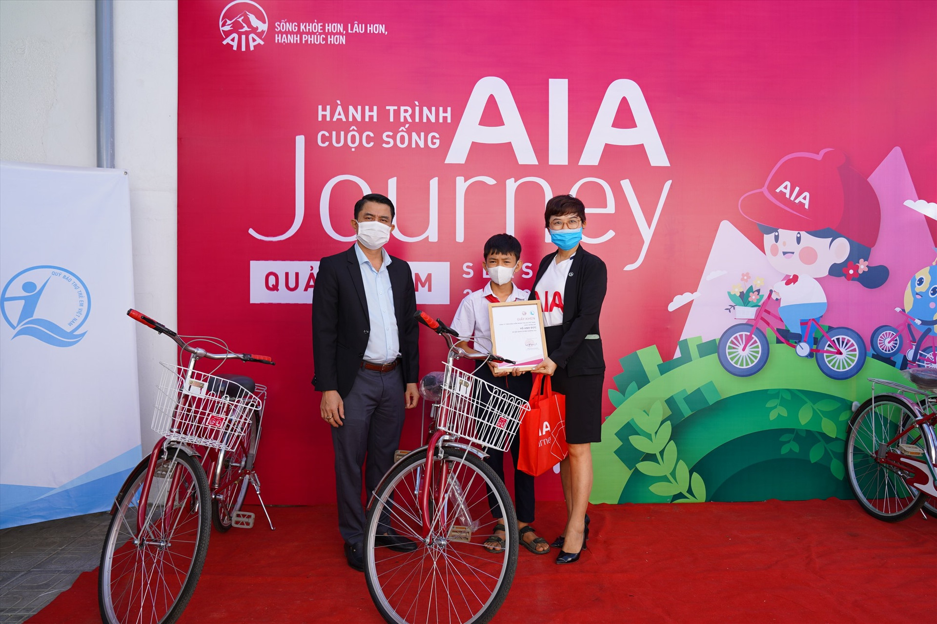 Đại diện AIA Việt Nam và Quỹ Bảo trợ Trẻ em Việt Nam trao tặng xe đạp cho học sinh có hoàn cảnh khó khăn. Ảnh: H.Q