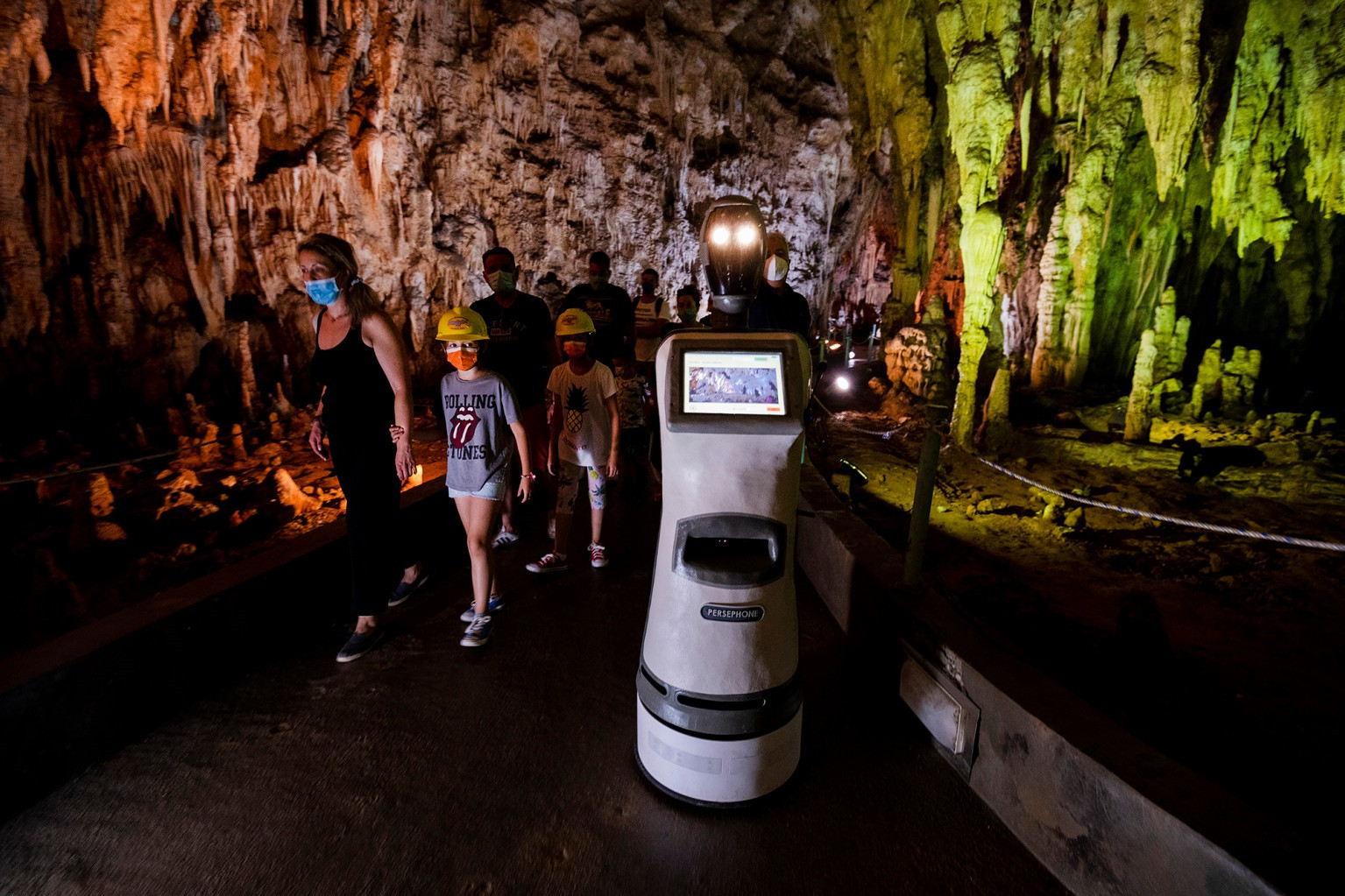 Rô bốt hướng dẫn viên du lịch Persephone đưa khách tham qua hang động Alistrati của Hy Lạp. Ảnh: AP