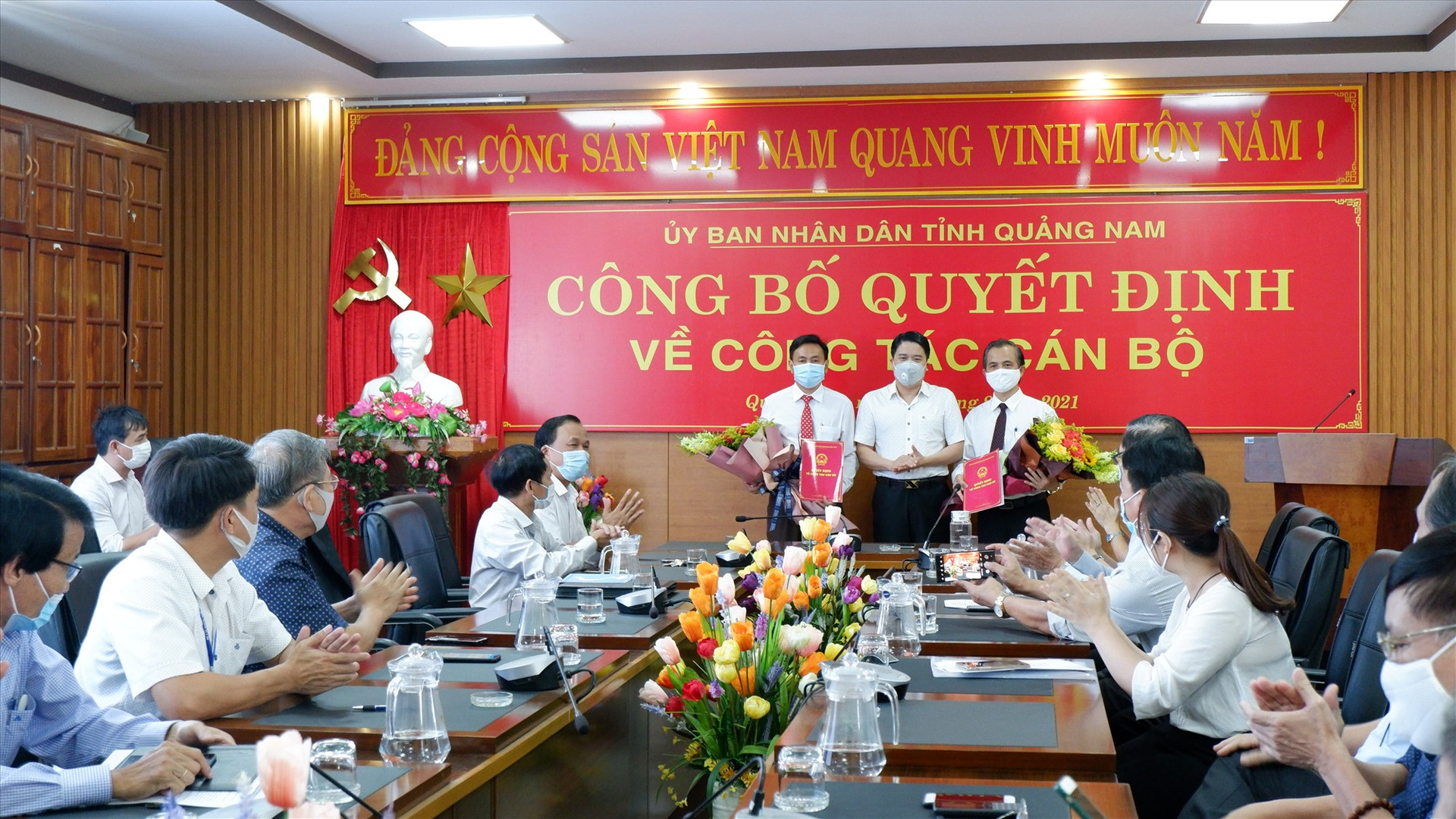 Ông Dương Ngọc Vinh và ông Huỳnh Thuận sẽ nhận nhiệm vụ là Phó Giám đốc Sở Y tế vào ngày 1.9. Ảnh: X.H