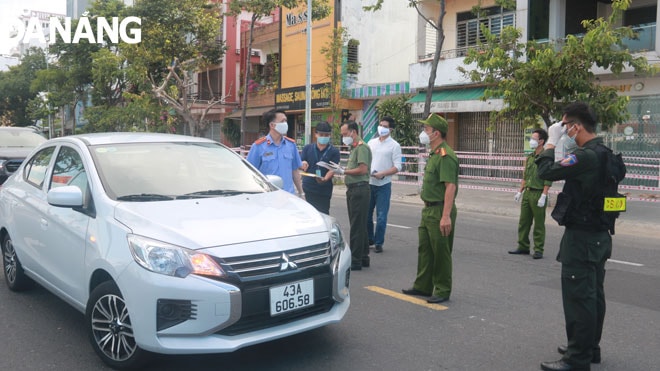 Từ sáng sớm, lực lượng công an, quân đội đã sẵn sàng túc trực tại các chốt kiểm soát để kiểm tra việc giao ca, đổi lao động. 