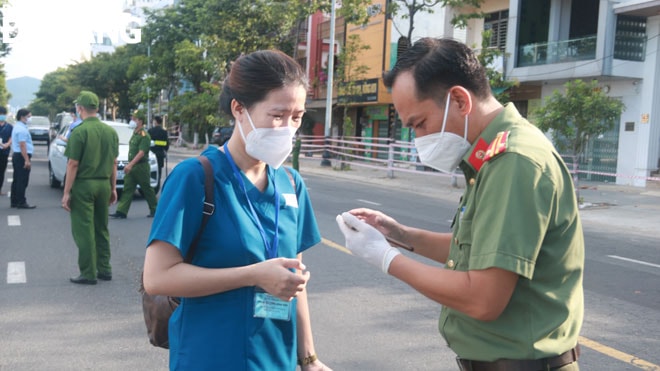 Người lao động thưc hiện giao ca tại nơi làm việc phải có giấy đi đường do đơn vị mình cấp, bảo đảm các điều kiện phòng, chống dịch khác theo quy định của Bộ Y tế và địa phương.