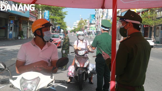 Theo ghi nhận, trong sáng 26-8, người dân ra đường thực hiện việc giao ca, đổi lao động đều chấp hành các quy định về phòng, chống dịch.