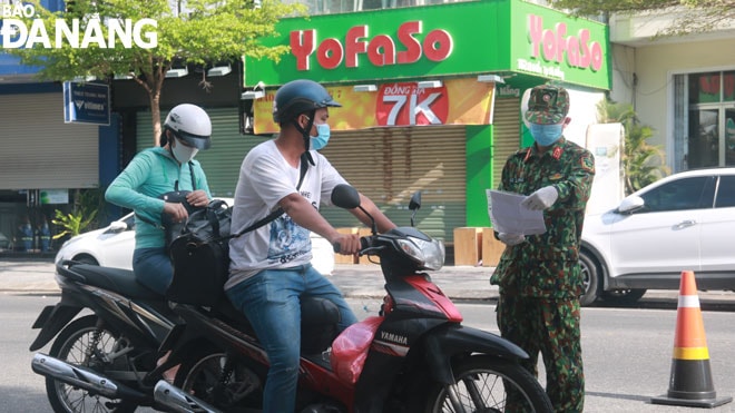 Liên quan đến việc giao ca, đổi lao động, Bí thư Thành ủy yêu cầu các đơn vị phải kiểm soát chặt chẽ để thực hiện tốt việc 1 cung đường 1 điểm đến, tuyệt đối không được tập trung buôn bán, mua hàng ở siêu thị, cửa hàng.