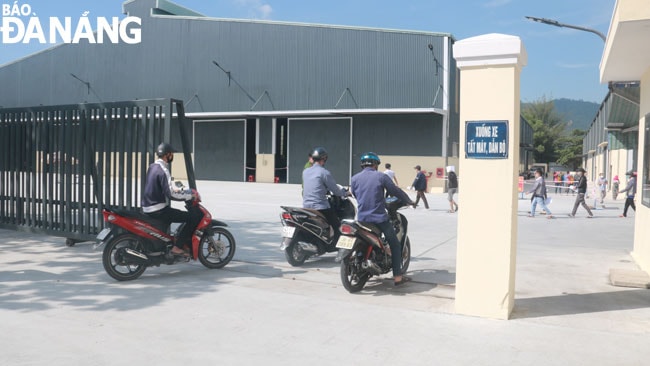 Riêng hoạt động tại các nhà máy, cơ sở sản xuất phải thực hiện nghiêm các quy định phòng, chống dịch; bố trí tối đa 30% số người làm việc; đảm bảo điều kiện “3 tại chỗ”. Trong ảnh: Công nhân tại Khu Công nghiệp An Đồn tổ chức thay ca, đổi lao động sáng 26-8.