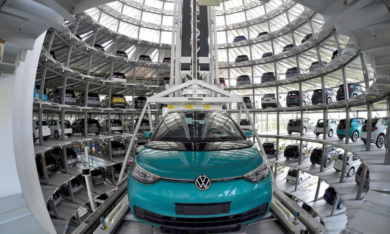 Volkswagen, nhà sản xuất ô tô lớn thứ hai sau Toyota, cắt giảm sản lượng xe do thiếu chip bán dẫn. Ảnh: Reuters