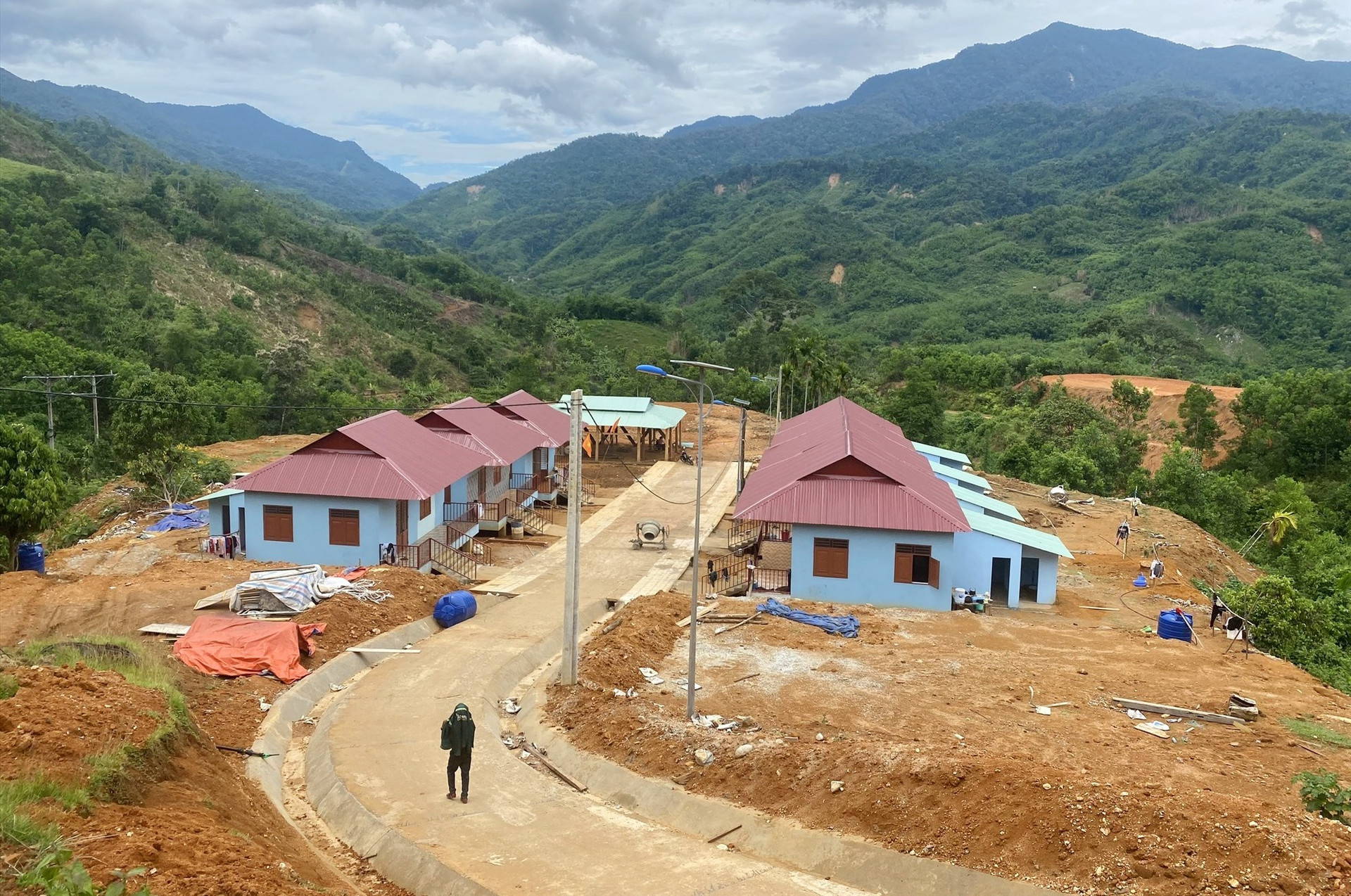 Một khu tái định cư cho người dân xã Trà Vân (huyện Nam Trà My) đã hoàn thiện sau đợt bão lũ. Ảnh: D.L
