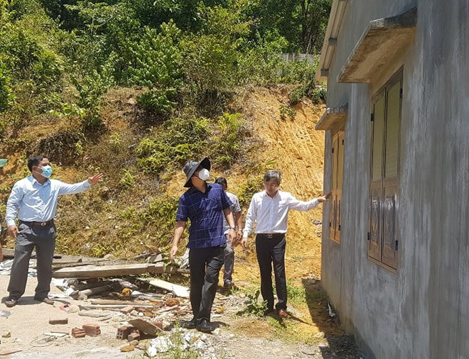 Phó Chủ tịch UBND tỉnh Hồ Quang Bửu kiểm tra một ngôi nhà mới được hỗ trợ xây dựng hoàn thiện. Ảnh: D.L