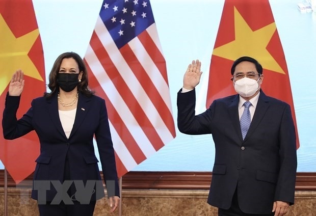 Prime Minister Pham Minh Chinh (R) and US Vice President Kamala Harris (Photo: VNA)