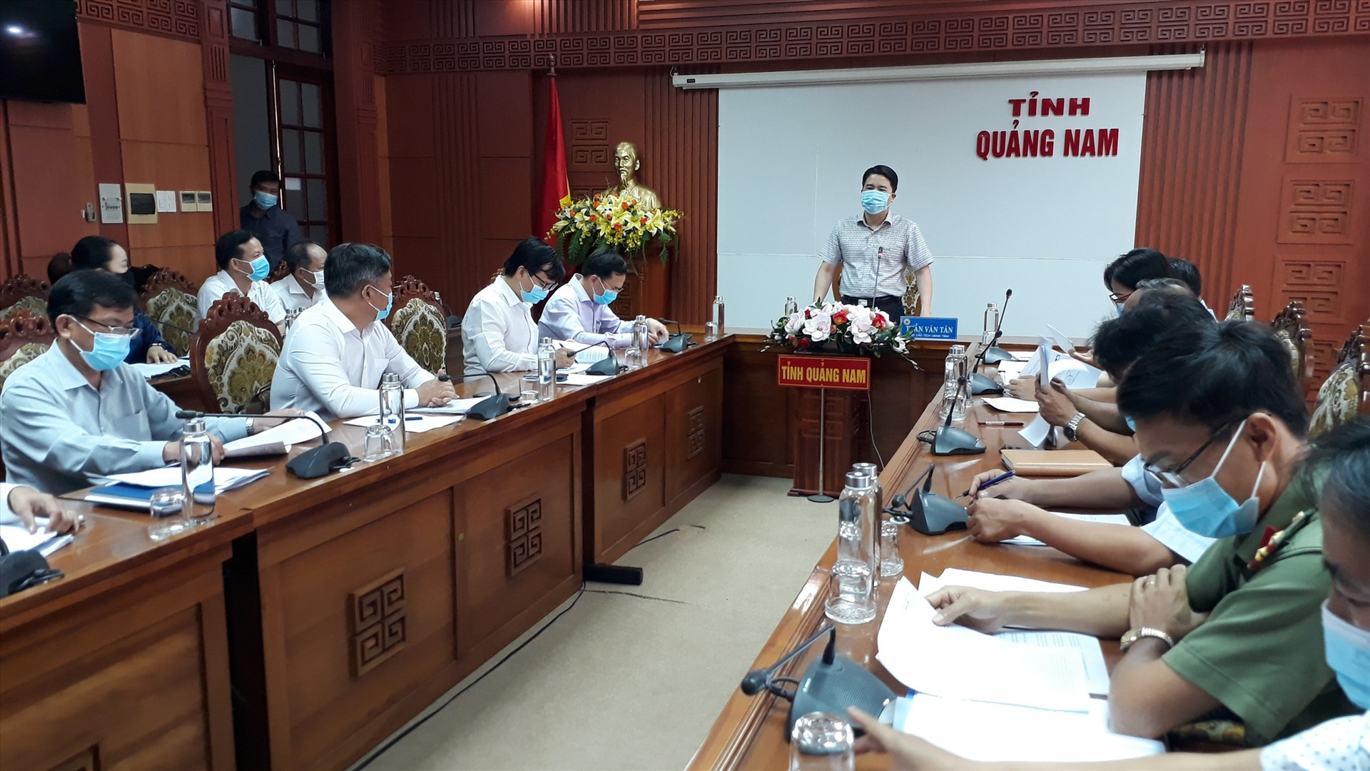 Phó chủ tịch UBND tỉnh Trần Văn Tân phát biểu tại cuộc họp. Ảnh: X.P