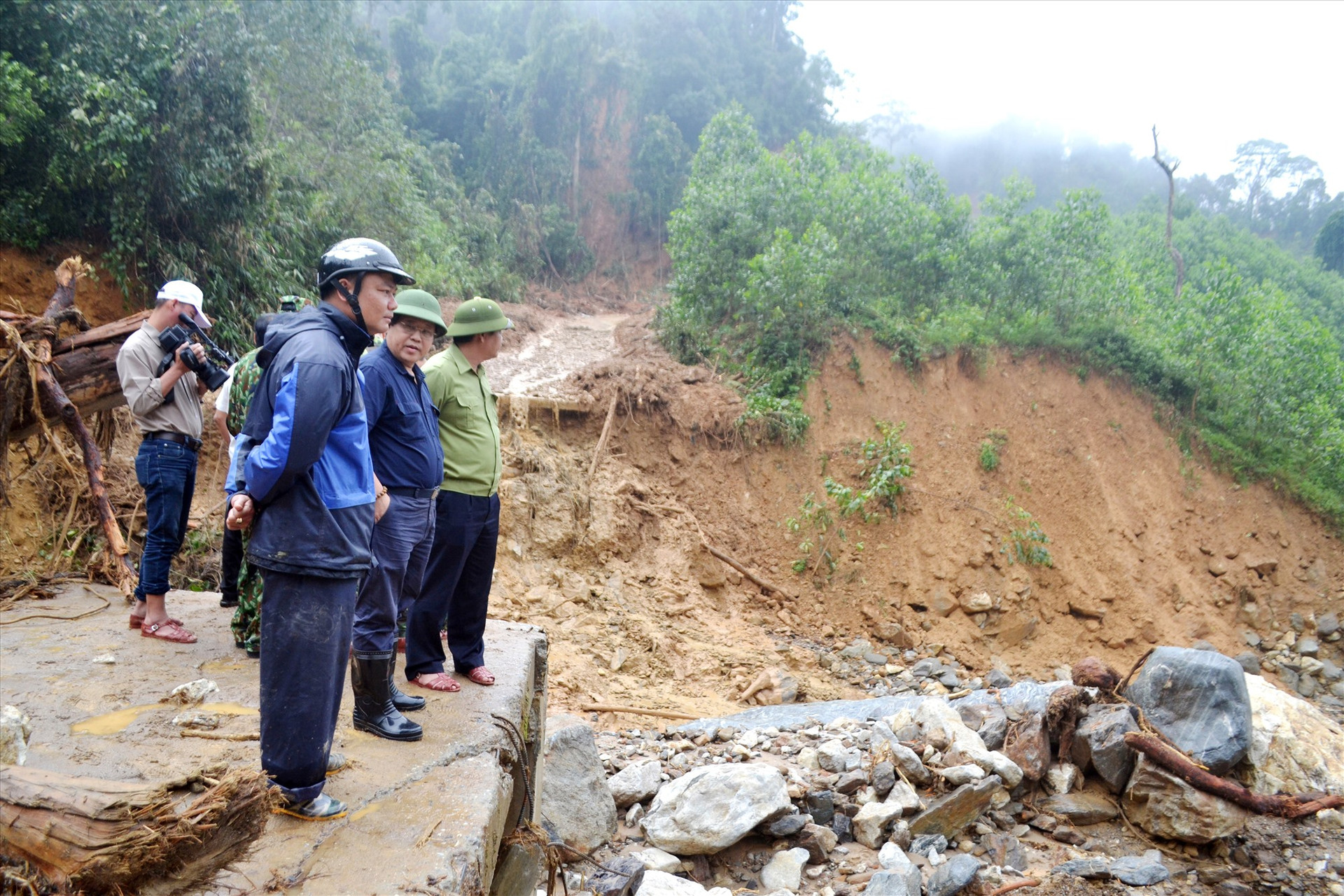 Lãnh đạo Sở GTVT đi thực tế, chỉ đạo việc hỗ trợ khắc phục hư hỏng tuyến đường Phước Kim đi Phước Thành (Phước Sơn) vào mùa mưa năm 2020. Ảnh: C.T
