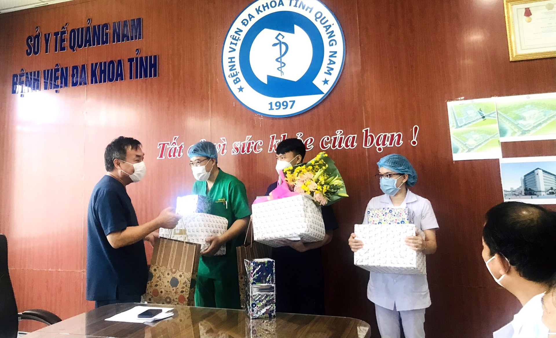 Bệnh viện Đa khoa Quảng Nam chia tay và tặng quà các y bác sĩ tham gia đợt tình nguyện. Đợt này, có 3 cán bộ y tế của bệnh viện tham gia tình nguyện. Ảnh: X.H