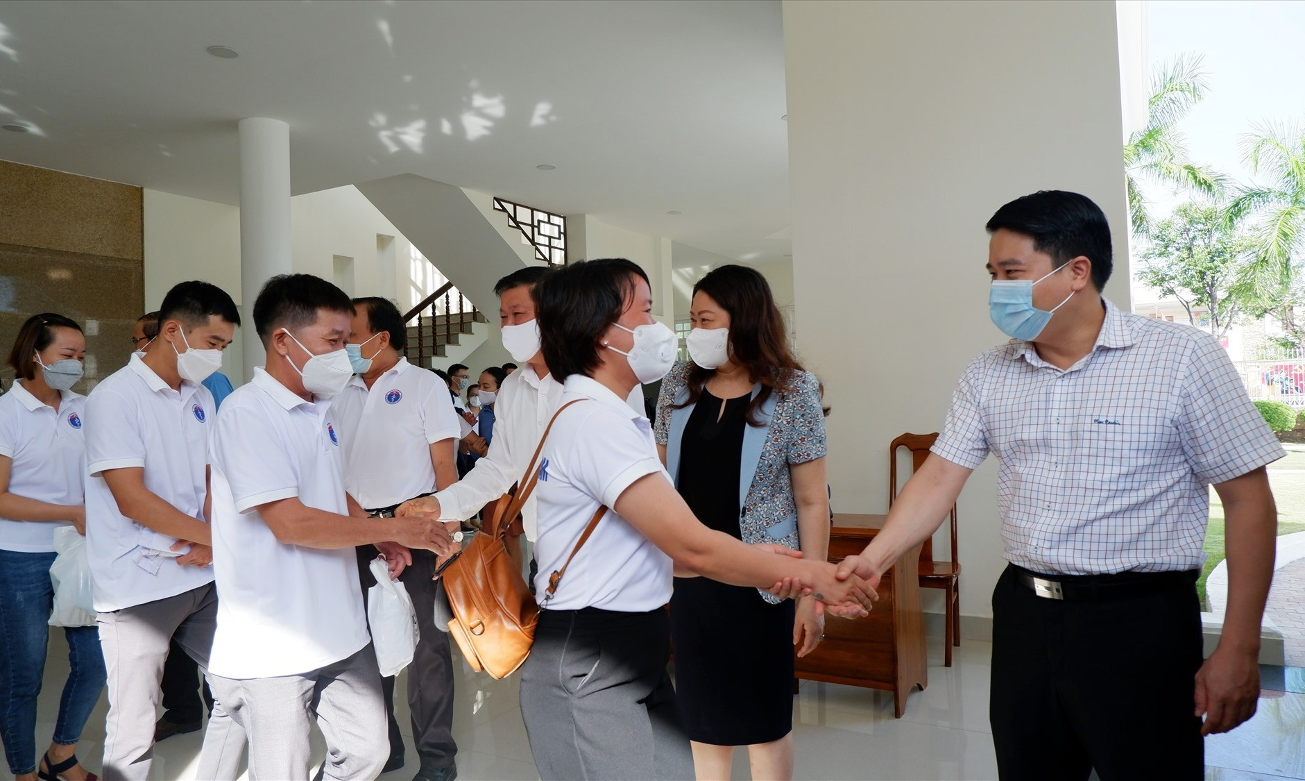 Phó Chủ tịch UBND tỉnh Trần Văn Tân chia tay và động viện đội ngũ y tế lên đường. Ảnh: X.H