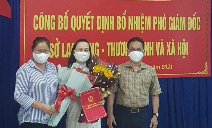 Phó Chủ tịch UBND tỉnh Trần Anh Tuấn trao Quyết định bổ nhiệm cho bà Đoàn Thị Hoài Nhi. Ảnh: L.X