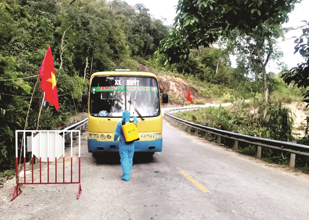 Nhân viên y tế tại Chốt kiểm soát xã Mà Cooih tiến hành khử khuẩn phương tiện lưu thông vào địa bàn.