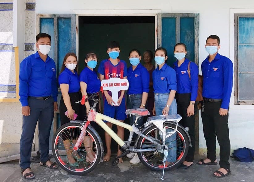 Nhóm “Xin cũ cho mới” tặng xe đạp mới cho em học sinh khó khăn Đinh Tấn Quốc. Ảnh: HS