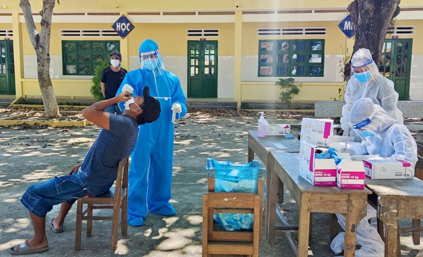 Đội hình TNTN tham gia hỗ trợ cùng đội ngũ y tế huyện nhà truy vét, lấy mẫu xét nghiệm phòng chống dịch Covid-19. Ảnh: THÁI CƯỜNG