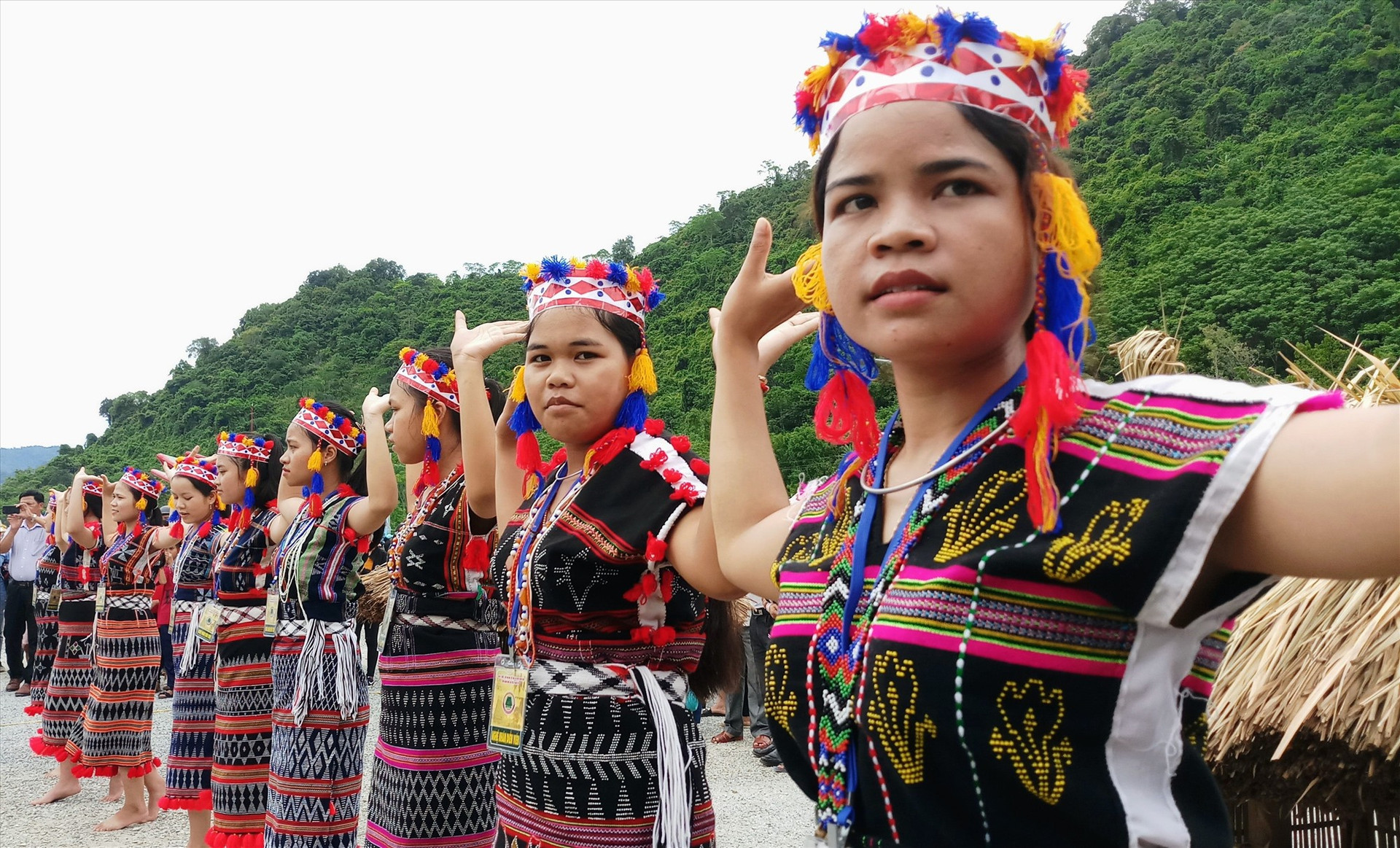Cơ Tu là một trong 4 tộc người chính của đồng bào dân tộc thiểu số Quảng Nam. Trong ảnh: Các cô gái Cơ Tu với vũ điệu tâng tung da dá. Ảnh: Alăng Ngước