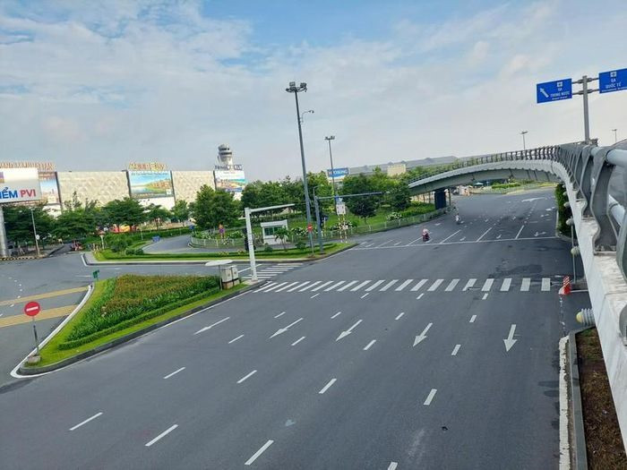 Khu vực đường vào sân bay Tân Sơn Nhất, ngày 23.8.2021. ảnh: Internet