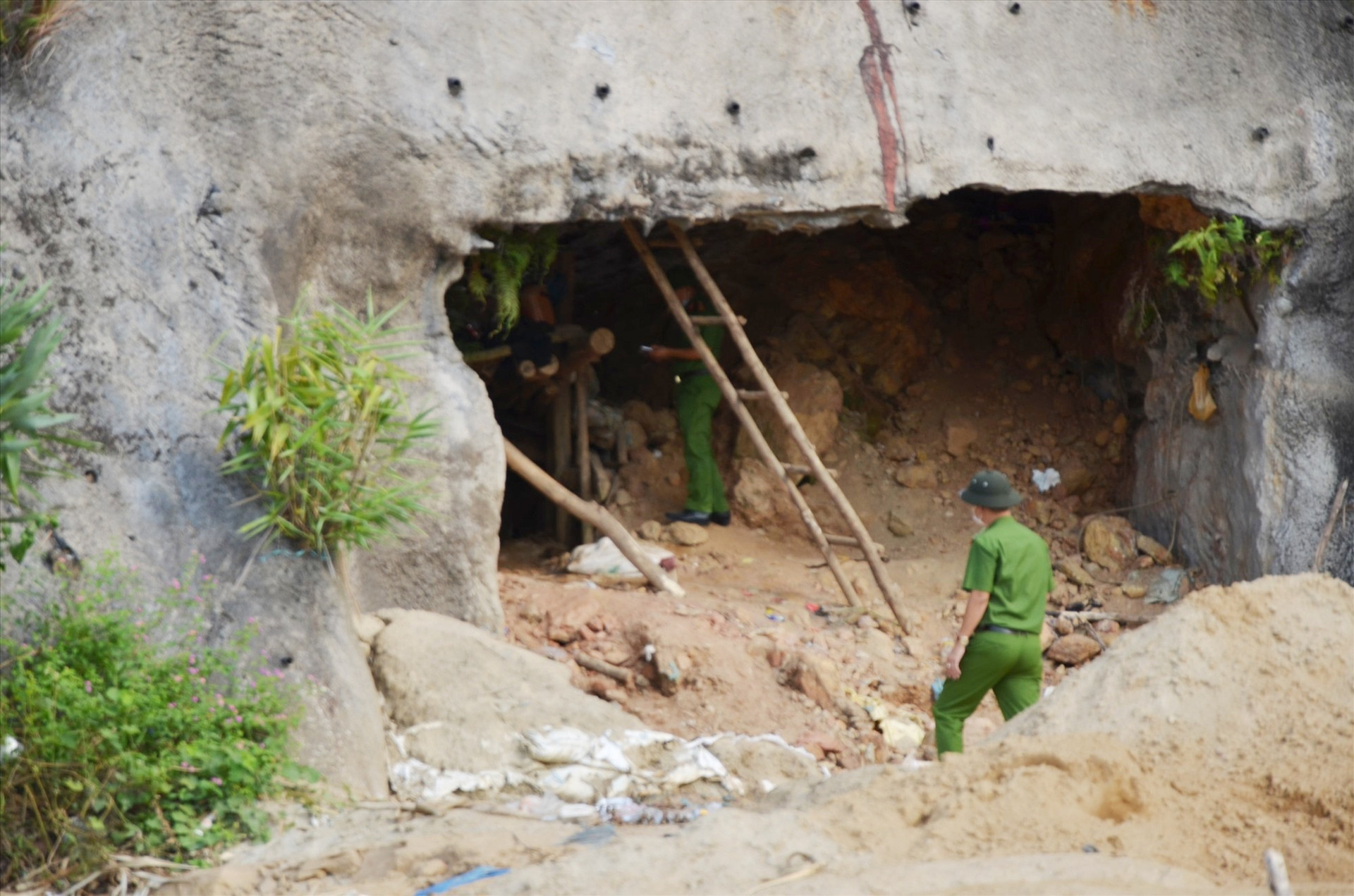 Lực lượng công an kiểm tra một miệng hầm lò Thác Trắng khu vực Bồng Miêu còn đang hoạt động trái phép. Ảnh. H.P