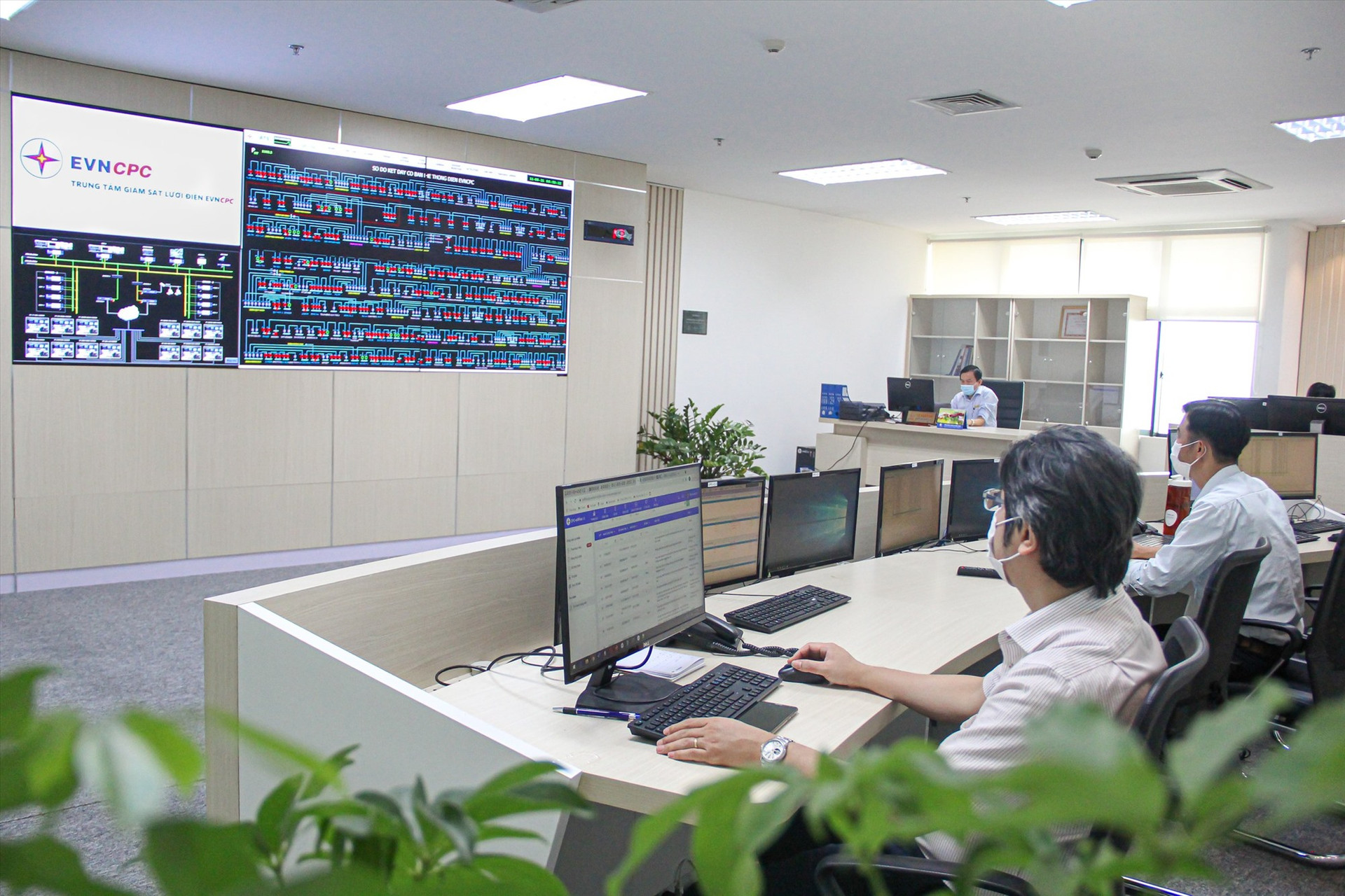 Trung tâm Giám sát lưới điện EVNCPC vận hành trong mùa dịch.