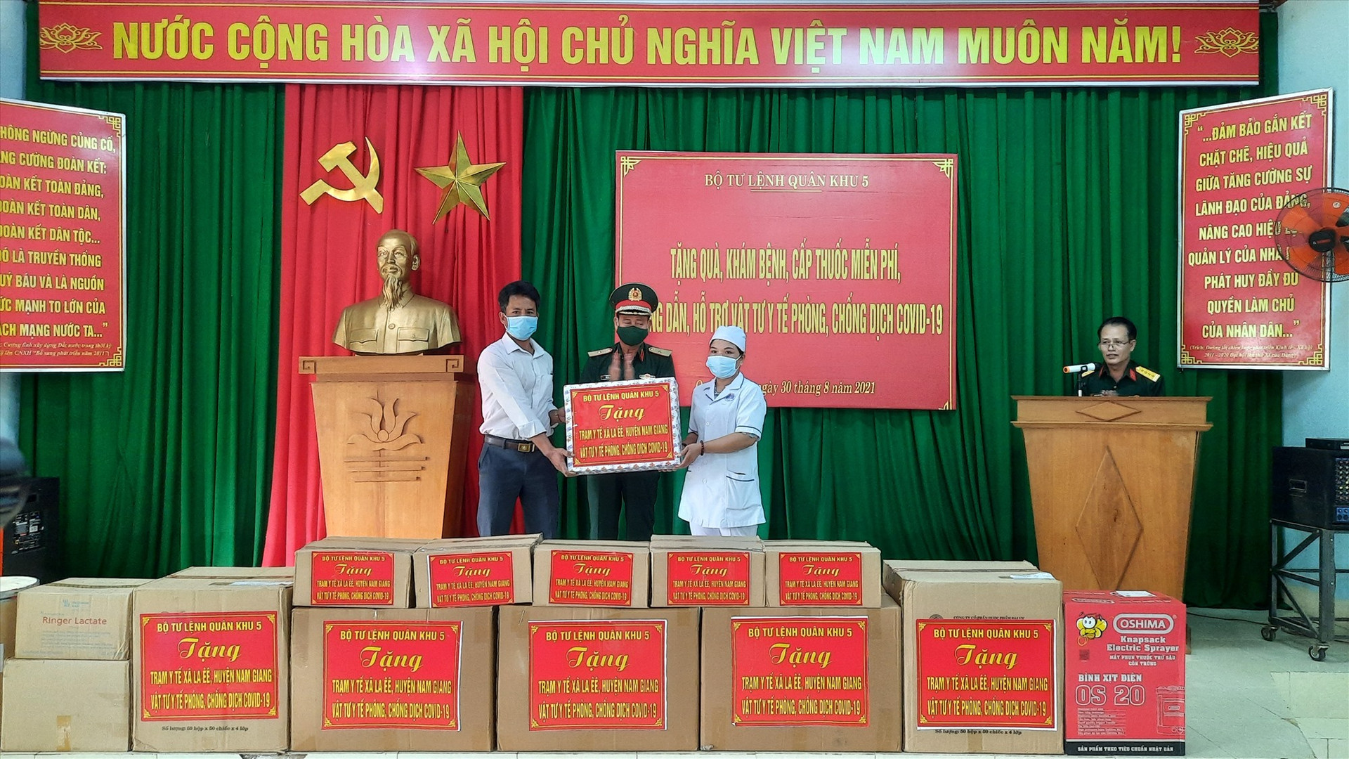 Thiếu tướng Hứa Văn Tưởng, Phó Tư lệnh Quân khu 5 trao tặng vật tư y tế phòng chống Covid-19 cho tặng quà cho xã La Ê ê, huyện Nam Giang.