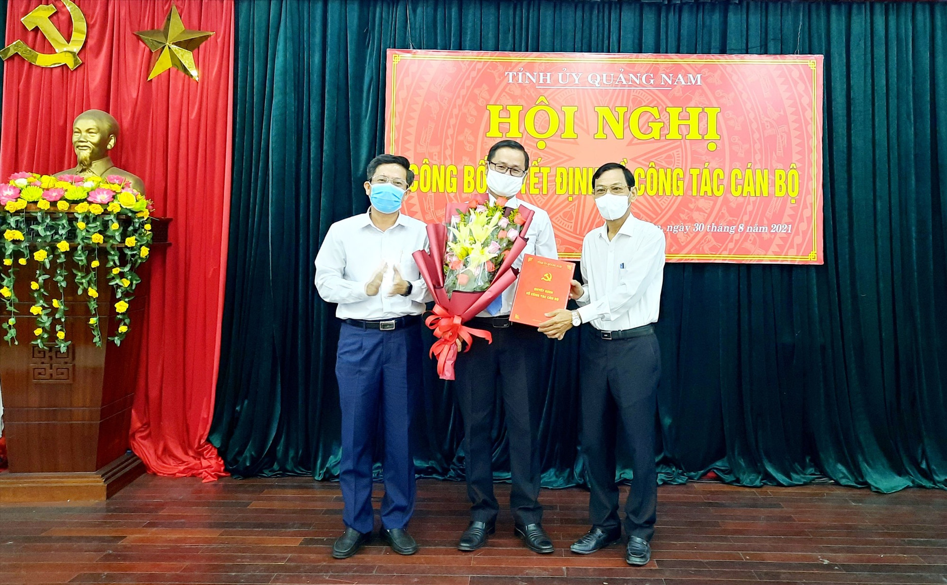 Trưởng Ban Tổ chức Tỉnh ủy Nguyễn Chín (bìa phải) trao quyết định cho ông Trình Minh Đức.