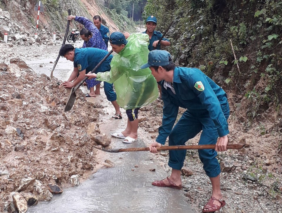 Khi mưa lũ gây sạt lở đường sá, huyện Nông Sơn sẽ huy động lực lượng thanh niên xung kích ra quân khắc phục kịp thời nhằm đảm bảo việc lưu thông. Ảnh: S.A