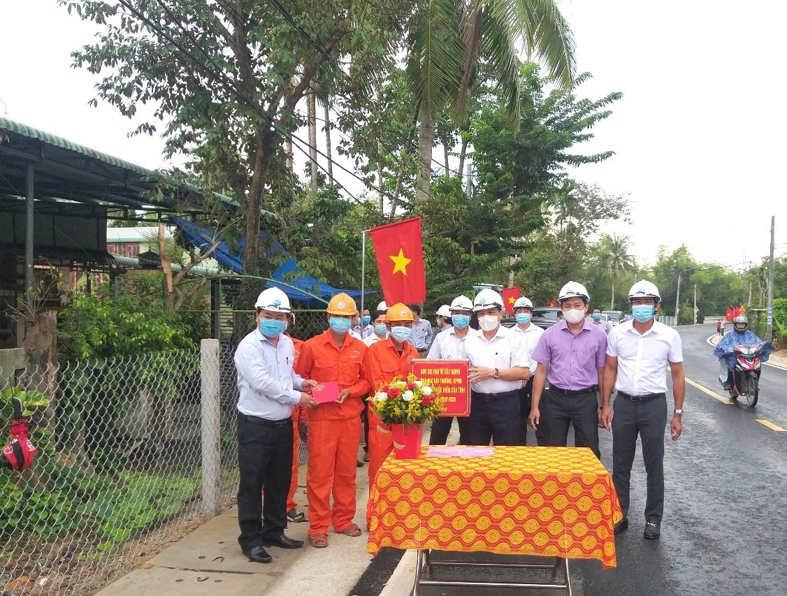 Phó Bí thư Thường trực Tỉnh ủy Lê Văn Dũng (thứ tư bên trái sang) và Phó Chủ tịch UBND tỉnh Nguyễn Hồng Quang (đầu tiên bên trái) tặng quà động viên đơn vị thi công.
