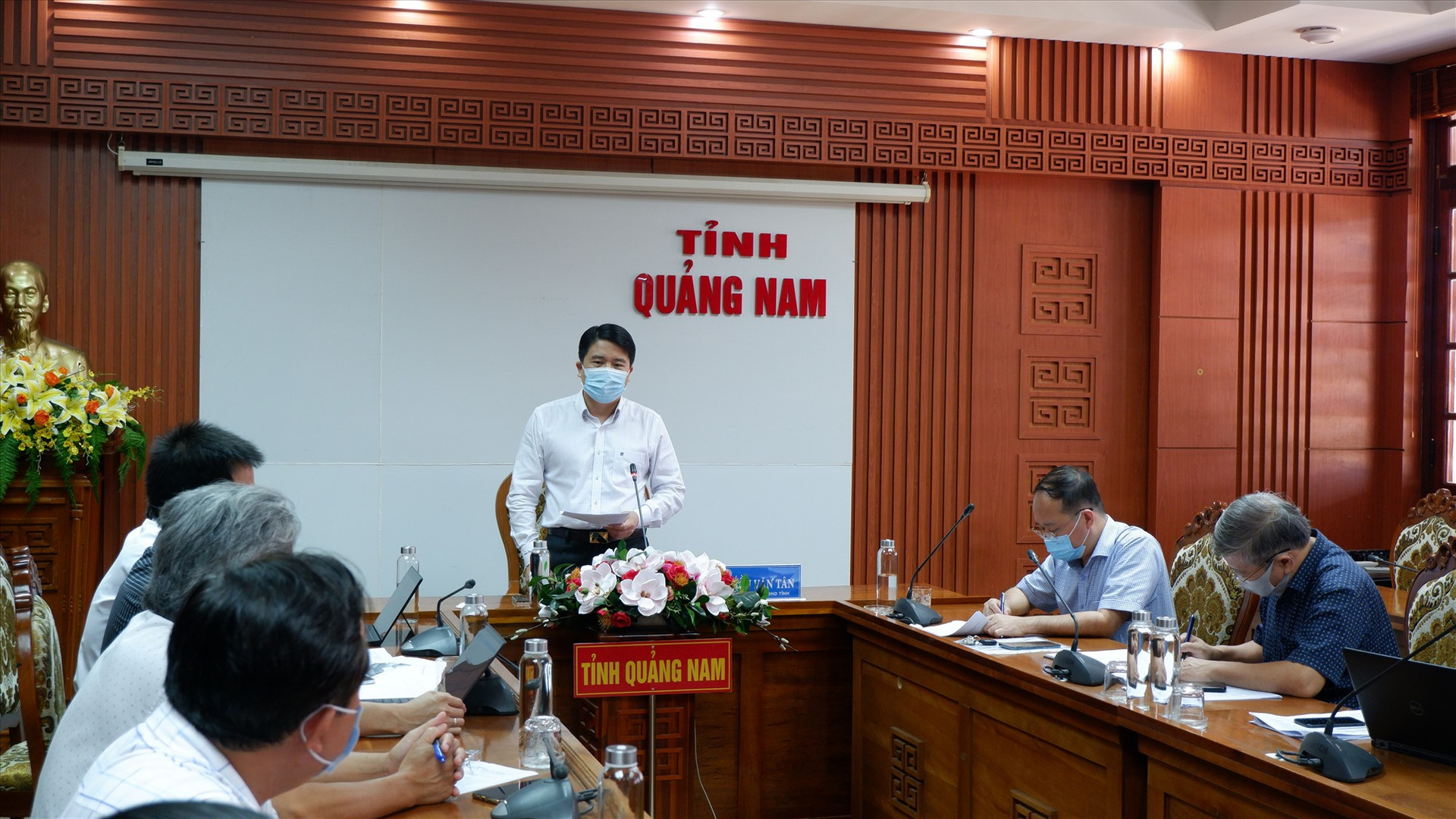 Phó Chủ tịch UBND tỉnh Trần Văn Tân chủ trì cuộc làm việc với Tiểu ban Điều trị Covid-19. Ảnh: X.H