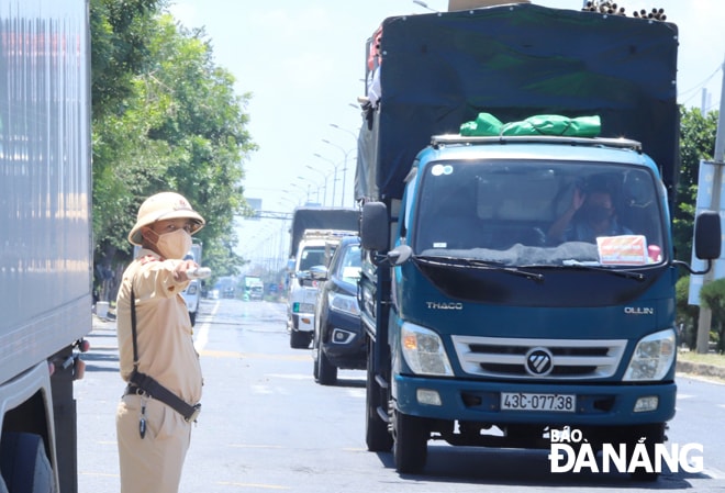 Giữa cái nắng gắt, lực lượng Cảnh sát giao thông thành phố vẫn miệt mài dừng đón phương tiện để test nhanh Covid-19 tại cửa ngõ phía Nam thành phố. 