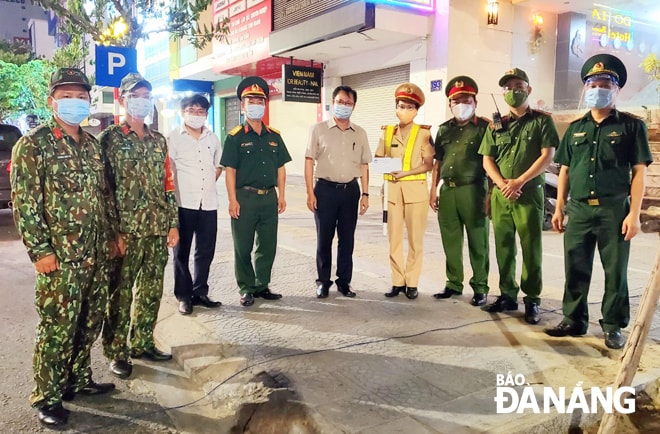 Không chỉ có thực hiện nhiệm vụ tại các chốt kiểm soát cửa ngõ thành phố, lực lượng Cảnh sát giao thông tích cực triển khai kiểm soát tại các chốt trung tâm thành phố khi Đà Nẵng thực hiện Chỉ thị số 05/CT-UBND. Trong ảnh: Lãnh đạo quận Hải Châu thăm chốt kiểm soát phòng, chống dịch trên địa bàn. Ảnh: LVL